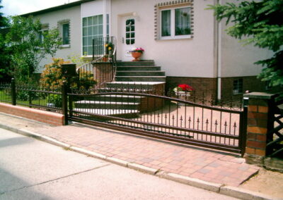 Niedriges Gartentor, Ornamente, Elektroantrieb