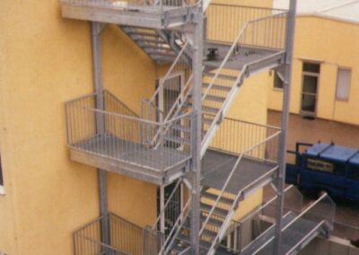Fluchttreppe außen Edelstahl