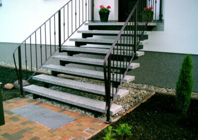 Treppengeländer Eingang braun eloxiert