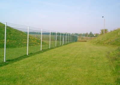 Maschendrahtzaun im Industriegebiet mit Stacheldraht