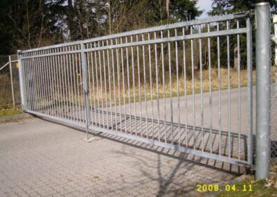 Tor im Industriezaun, Stahlrohr, verzinkt