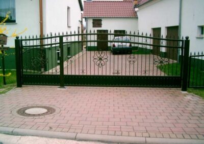 Hoftor Edelstahl asymmetrisch mit Gartentür, Stäbe und Ornamente