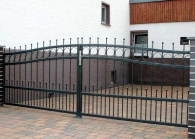 Hoftor, zweiflügelig, gedrehte Stäbe und Ornamente