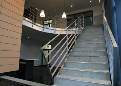 Edelstahlgeländer Freitreppe Geschäftsgebäude