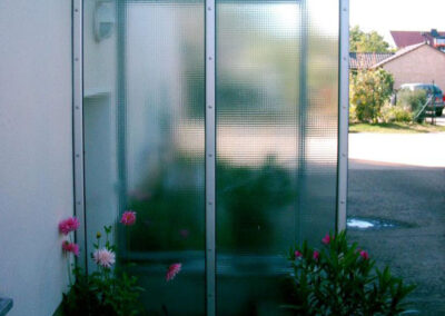 Vordach mit Windfang aus Plexiglas und Stahlrahmen, Hauseingang