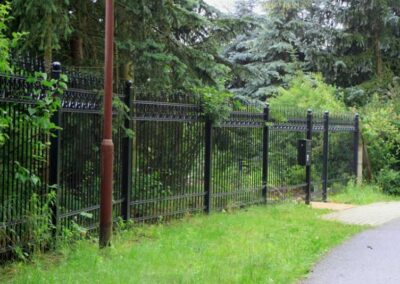 Hoher Gertenzaun, Edelstahl, Pfosten, Stäbe und Ornamente