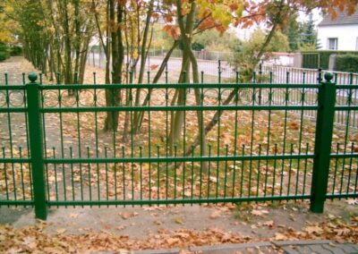 Gartenzaun aus Edelstahl, Stäbe und Ornamente, Pfosten, quadratischer Querschnitt, grün eloxiert