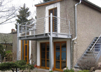 Edelstahl-Balkon mit Geländer und Treppe