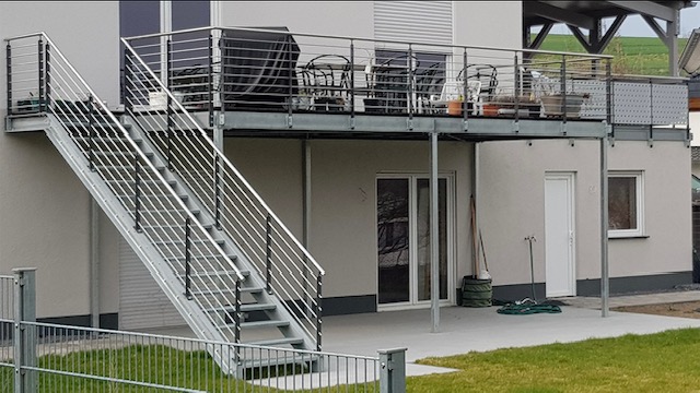 Edelstahlbaklon mit Treppe und Geländer