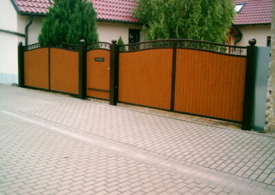 Hoftor, Stahlornamente, eloxiert, witterungsbeständige Kunststoffpaneele