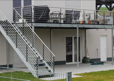 Edelstahlbaklon mit Treppe und Geländer